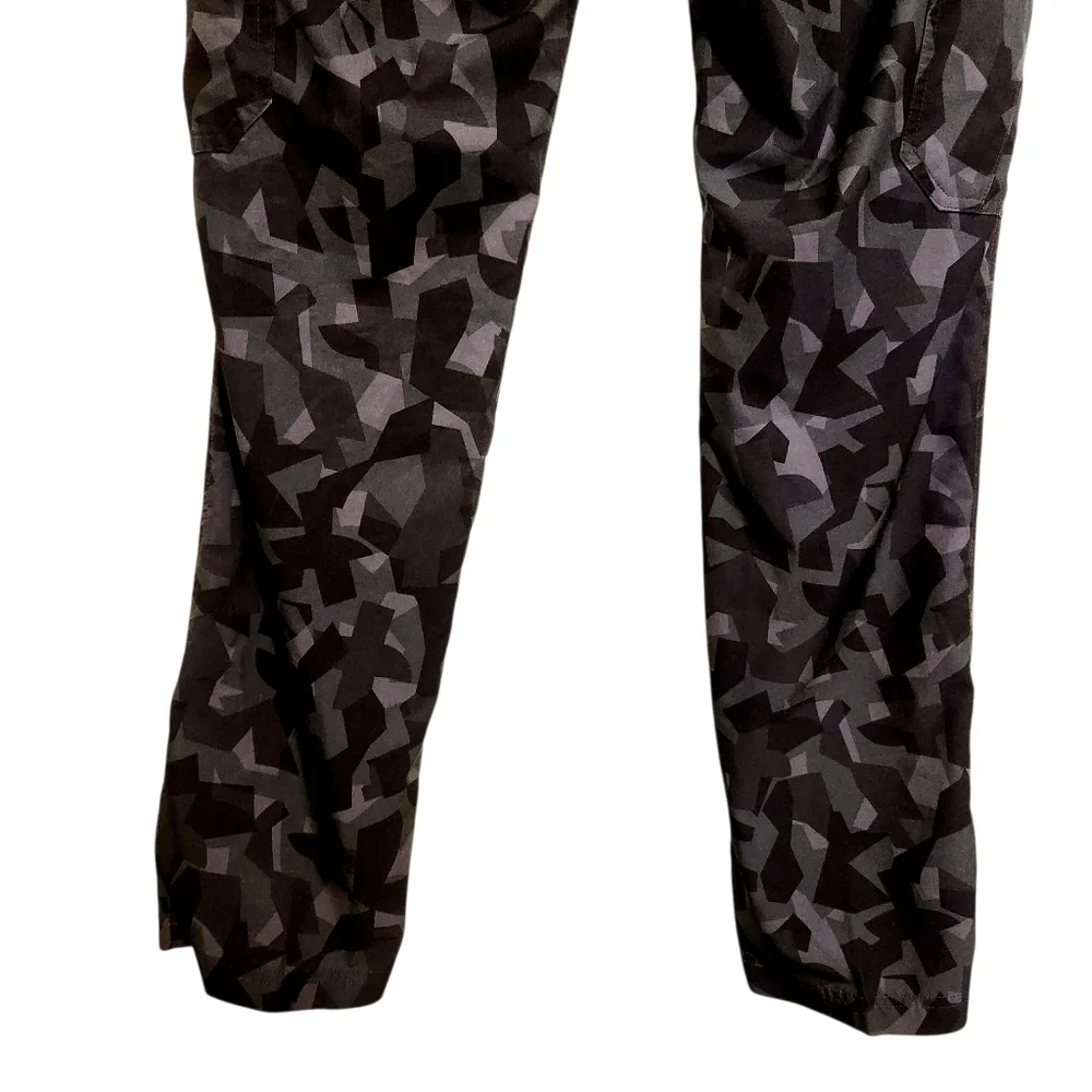 FIGS | Men's Black & Gray Camouflage Cargo Jogger Medical Scrubs Pants (Size XS)